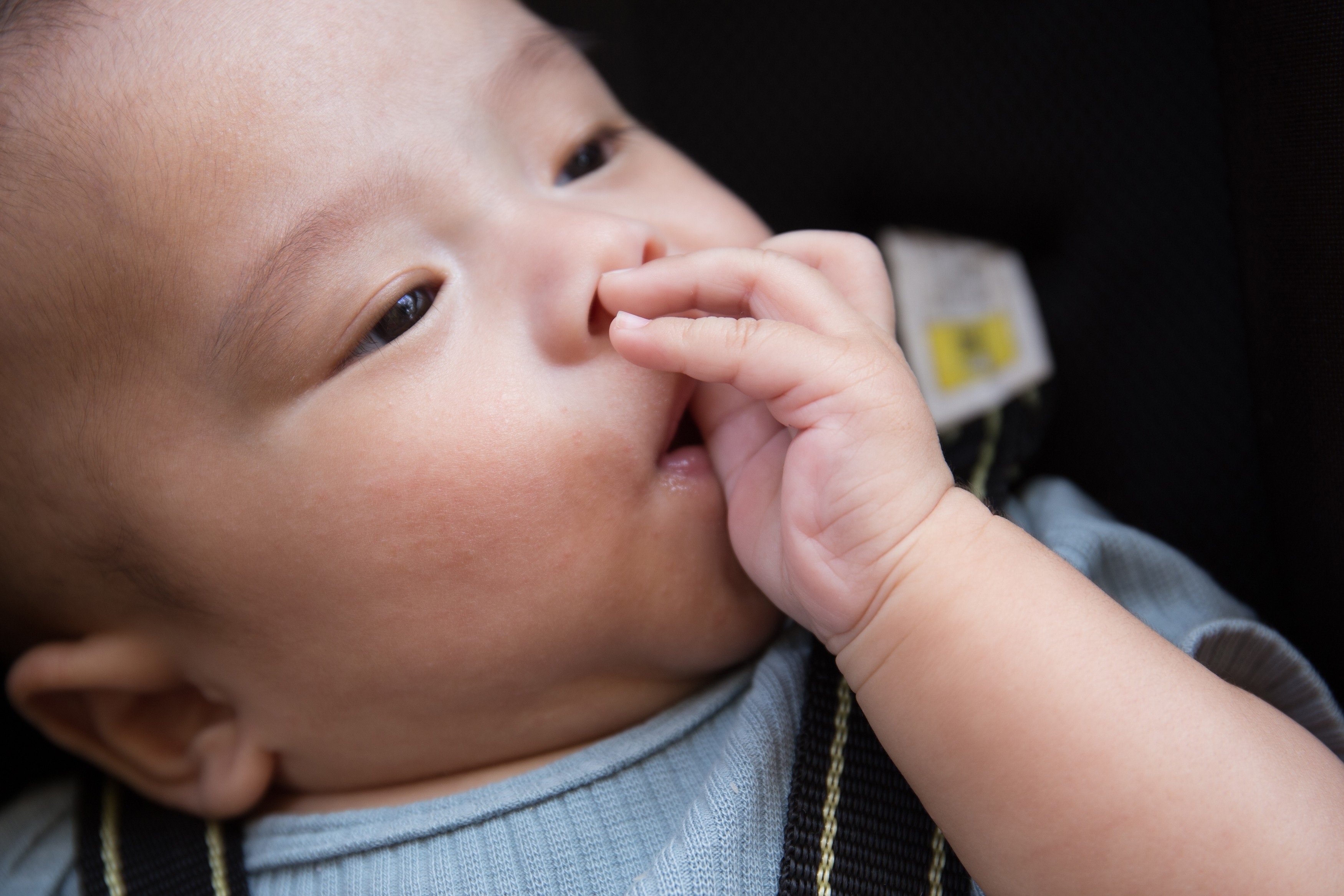 tanda bayi lapar, tanda bayi lelah, cara membedakan lapar atau lelah pada bayi, Bunda, si Kecil